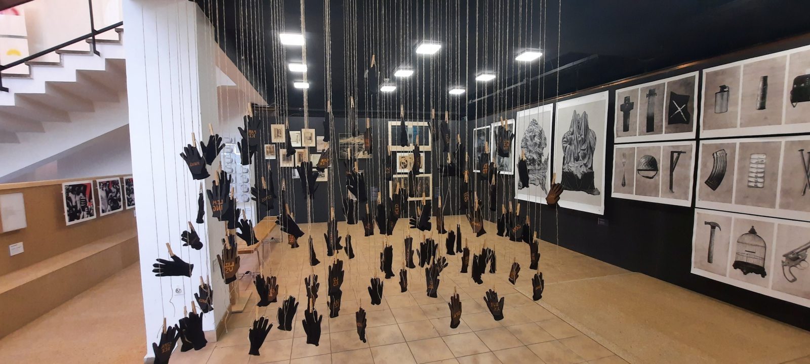 Widok na przestrzeń wystawy; po lewej seria <em>Trychotomie XXI</em> wieku Ioannisa Anastasiou; w centrum 100 Dotyków Zuzanny Dyrdy.
