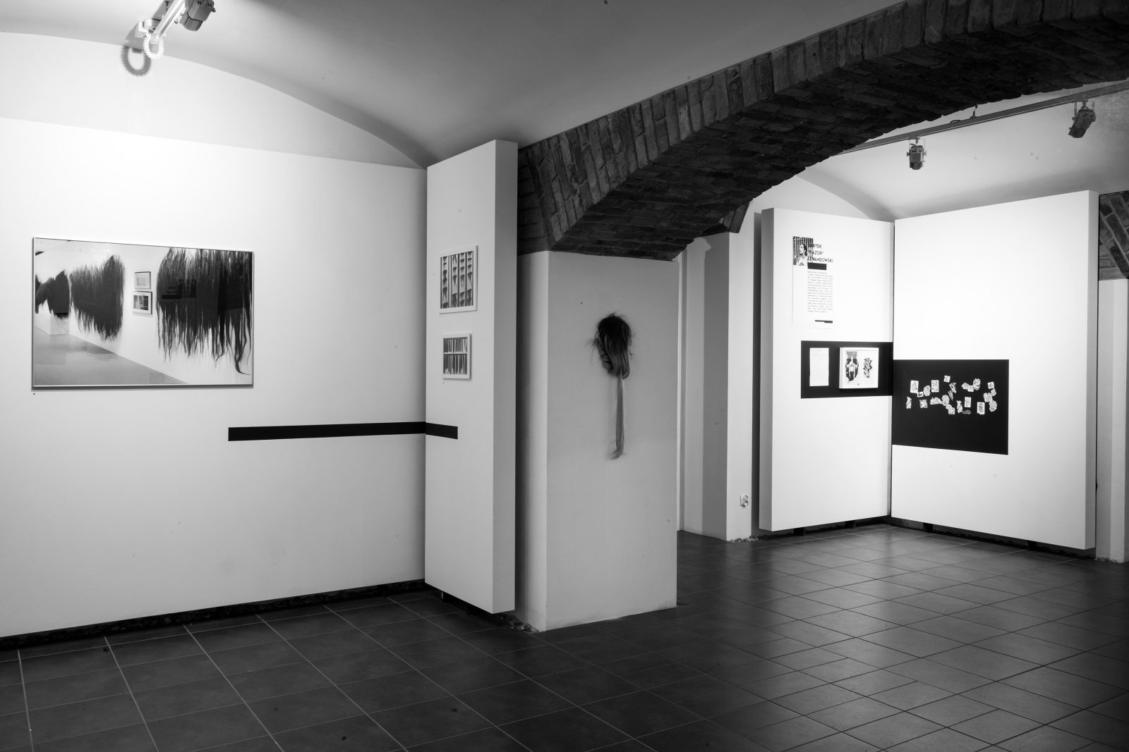 Widok wystawy, O.W.L. Kolektyw, "This exhibition does not exist", Galeria Wydziału Malarstwa ASP w Krakowie, fot. Marcin Sipiora, Dominik Stanisławski